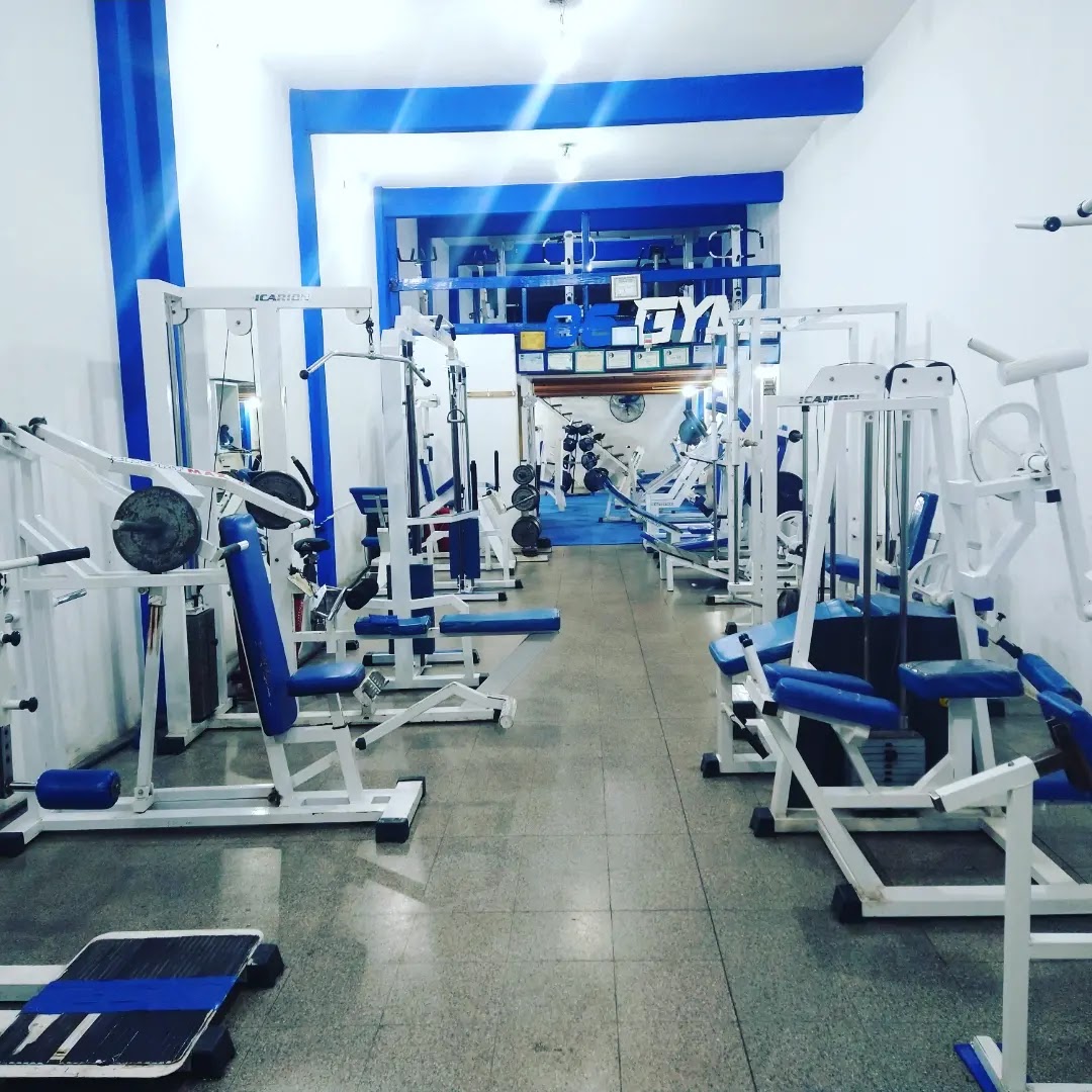 Instalaciones de 06-GYM en Temperley con mancuernas de hasta 50kg y racks de fuerza