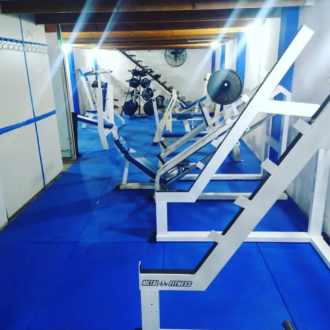 Zona de mancuernas pesadas y racks en 06-GYM Temperley