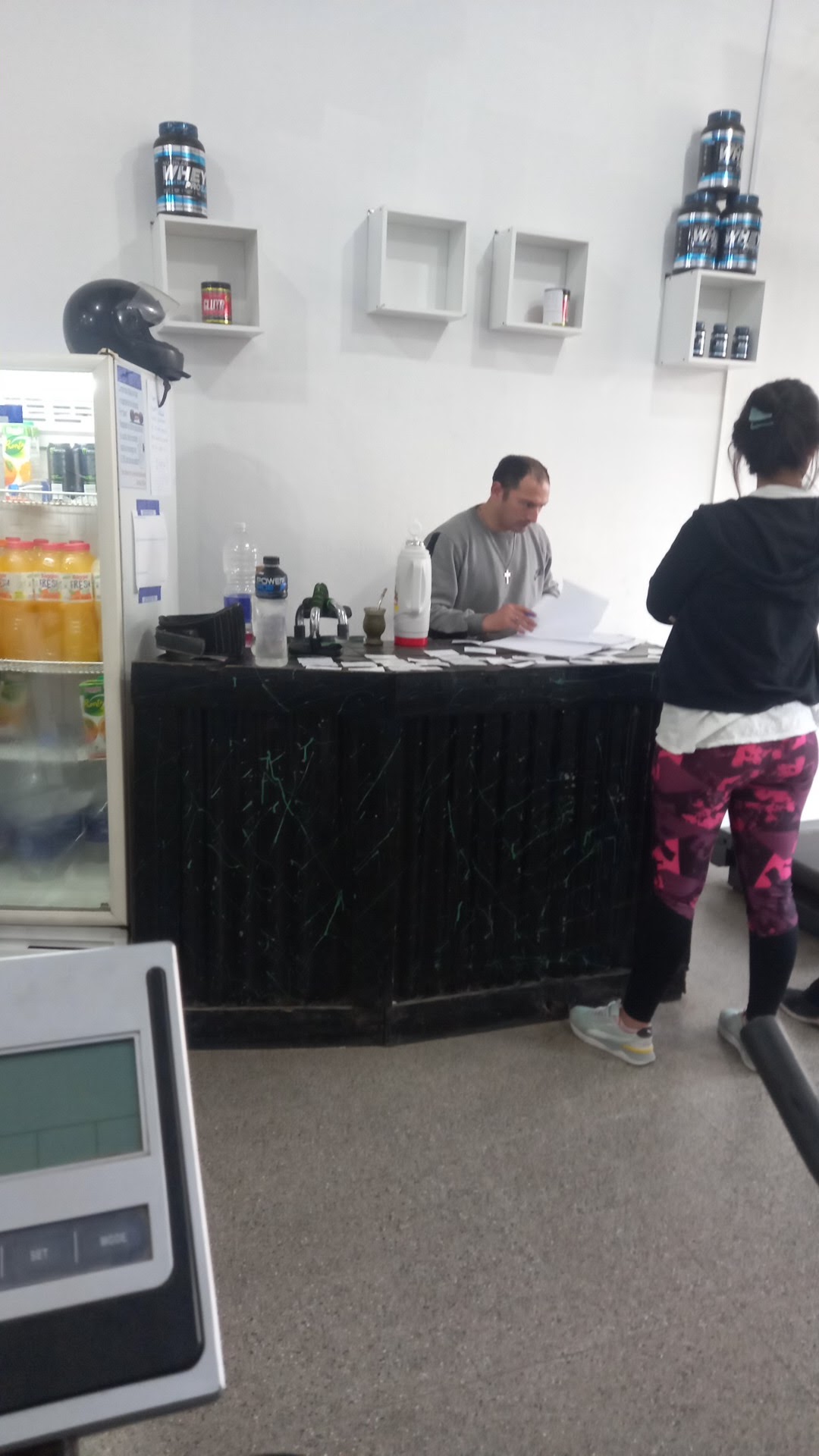 Recepción de 06-GYM con suplementos y bebidas para socios